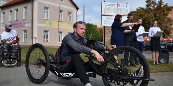 В Лиде открылась инклюзивная велодорожка — первая в Беларуси