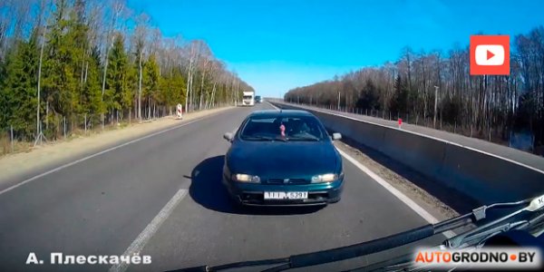 В Лидском районе Fiat летел в лобовую с маршруткой, а потом пытался уехать задним ходом (Видео)