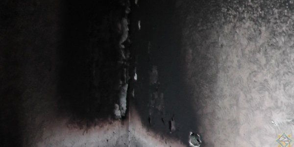 В Лиде работники МЧС вывели хозяина из горящей квартиры