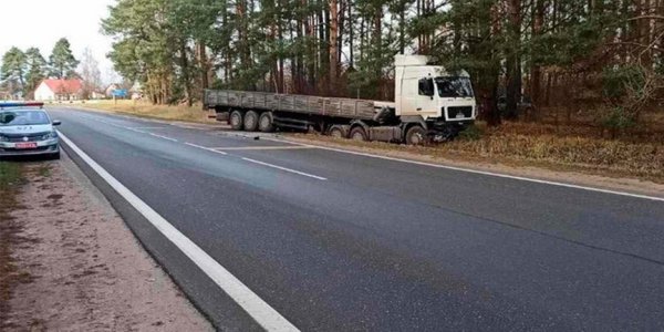 Под Лидой легковушка влетела под фуру