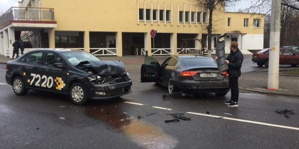 В Лиде молодой водитель такси протаранил поворачивающий автомобиль