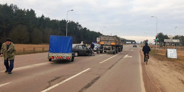 В Лиде столкнулись две легковушки и грузовик