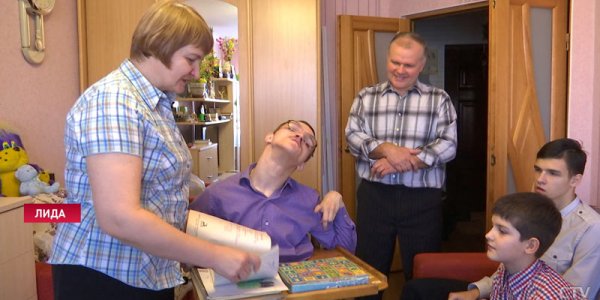 Невероятная история парня с ДЦП из Лиды. Закончил школу с золотой медалью и написал 5 книг