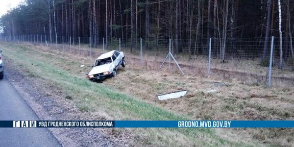 Под Лидой на трассе М6 Audi опрокинулась в кювет