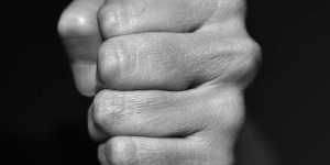 Пьяный мужчина беспричинно избил посетителя бара в Лиде