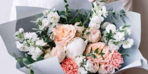 Праздничная доставка цветов предлагает популярные идеи оформления букетов