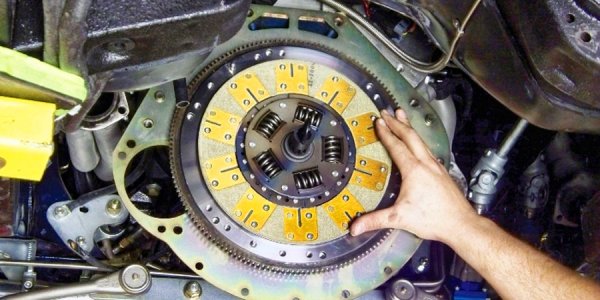 Как распознать, что вашему автомобилю нужен ремонт сцепления