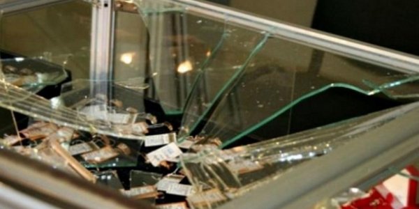 В Лиде дебошир разбил стекло витрины ломбарда